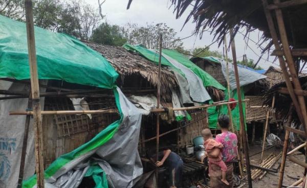 ဝါးတောင်စစ်ရှောင်စခန်းမှ ပျက်စီးသွားသည့်နေအိမ်များအား တွေ့ရစဉ်။