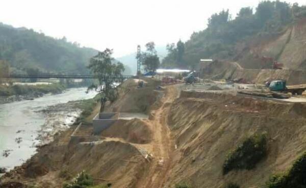 Photo by Numkham Youth: ရွှေလီမြစ်ကမ်းနံဘေး ကြိုးတံတားဟောင်းနဲ့ကြိုးတံတားသစ်ကြားစက္ကူစက်ရုံ