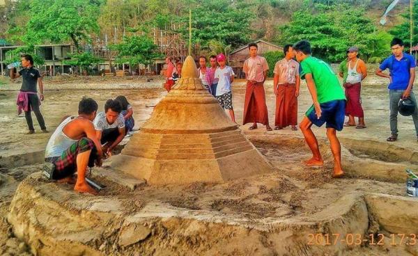 Photo: သံတွဲငပလီကမ်းခြေမှ သျှစ်သောင်းမြောက်ပွဲခေါ် သဲပုံစေတီပွဲ