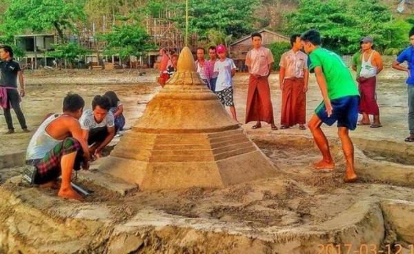 People are setting up sand stupa