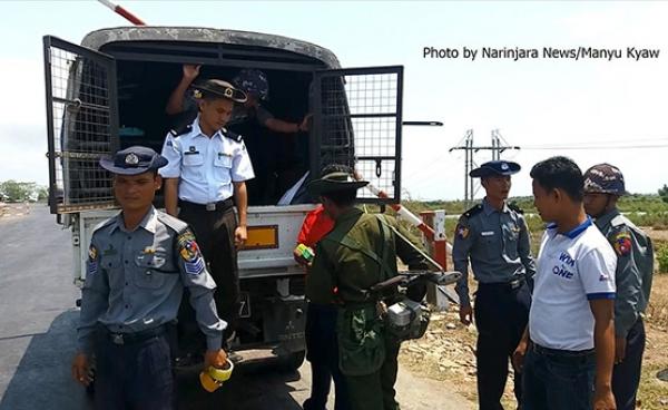 The Authorities Checking Vehicles on 27 April (Photo Narinjara)