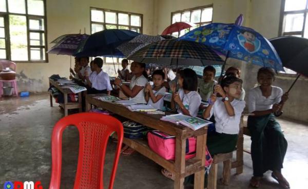 အမ်းမြို့နယ်ညောင်ချောင်းသစ်ကျေးရွာက ကျောင်းဆောင်ဟောင်း လက်ရှိအခြေအနေနှင့် ကျောင်းဆောင်သစ် သော့ပိတ်ထားသည်ကို တွေ့ရစဉ်။ (ဓာတ်ပုံ - DMG)