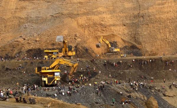 Miners search for jade stone near the heavy earth-excavators at the Hpa Kant jade mining area, Kachin State, northern Myanmar, 25 February 2017. Photo: La Min Tun/EPA