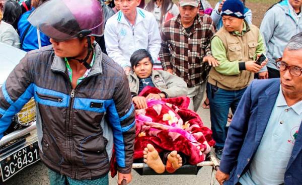 ကချင်လူထုအခြေပြု ဘိန်းဖျက်အဖွဲ့ ဖေဖေါ်ဝါရီ ၂၅ ရက်က ကချင်ဒေသတွင်း ဘိန်းခင်းများကို ဖျက်ဆီးရန် သွားရောက်ရာမှ တိုက်ခိုက်ခံရပြီး ဒဏ်ရာရရှိလာစဉ်။ (ဓာတ်ပုံ - အီးပီအေ)