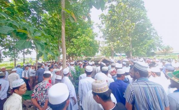 ကြာအင်းဆိပ်ကြီးမြို့တွင် ဦးအေးဝင်းနိုင်၏ စျာပနကို လိုက်လံပို့ဆောင်ကြစဥ် (CJ)