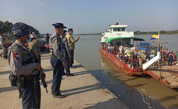 ဓာတ်ပုံ- ကျောက်တော်ဆိပ်ကမ်းတွင် လုံခြုံရေးယူနေသော ရဲများကို တွေ့ရစဉ်။