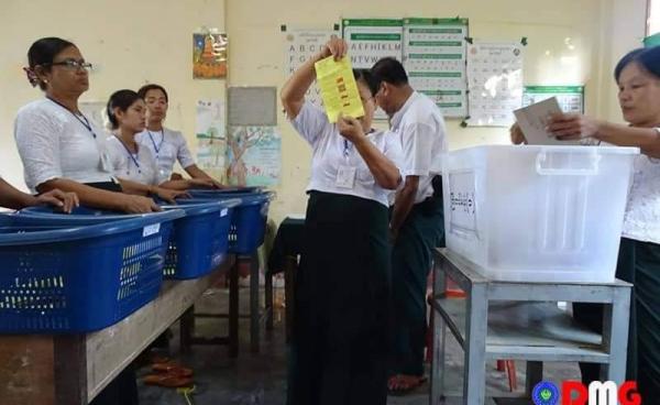 Votes are counted at a polling station in Sittwe during the 2020 general election.