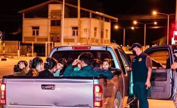 မဲဆောက်တွင် တရားမဝင် နယ်စပ်ဖြတ်ကျော်သည့် မြန်မာနိုင်ငံသား အချို့ဖမ်းဆီးခံနေရပုံ။ (ဓာတ်ပုံ- မြဝတီ&မဲဆောက်မီဒီယာ)