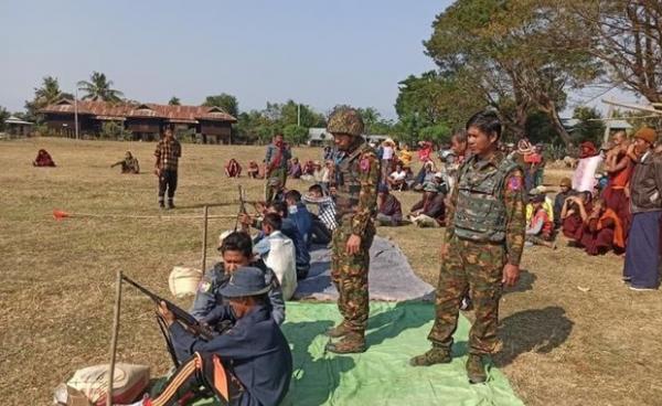 ကလေးမြို့နယ် လည်ကြီးကျေးရွာတွင်၂၀၂၂ ဖေဖော်ဝါရီ ၁၁ ရက်နေ့က စစ်ကောင်စီတပ်က ပြည်သူ့စစ်သင်တန်းပေးနေစဉ်။ ( RFA)