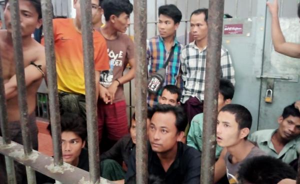 ဖမ်းဆီးခံထားရသူများကို တွေ့ရစဉ်