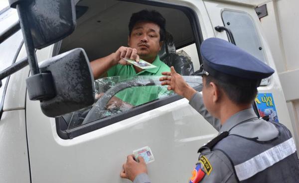 ၂၀၁၆ ခုနှစ်က ဒီးမော့ဆိုမြို့နယ်တွင် လမ်းစည်းကမ်း၊ ယာဉ်စည်းကမ်း အသိပညာပေးခြင်းအစီအစဉ်မြင်ကွင်းတစ်ခု (ဓါတ်ပုံ-မူအက်စတာ/ကန္တာရဝတီတိုင်း(မ်)