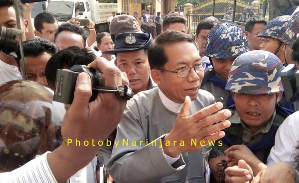 ယနေ့ ရုံးထုတ်လာမှု မြင်ကွင်း/ သူ့အားချစ်မြတ်နိုးသည့် ရခိုင်ပြည်သူများ(Photo: Narinjara News)