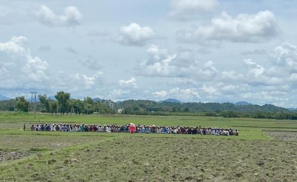 စမ္ဘလယ်ရွာတွင် ပြုလုပ်နေသည့် အစ္စလာမ်ဘာသာဝင်များ၏ မိုးခေါ်သည့်ဆုတောင်းပွဲအားတွေ့ရစဉ်။ Photo - အမ်းသားကြီး၊ နိရဥ္စရာနှင့် Ko Zin Maung Twan