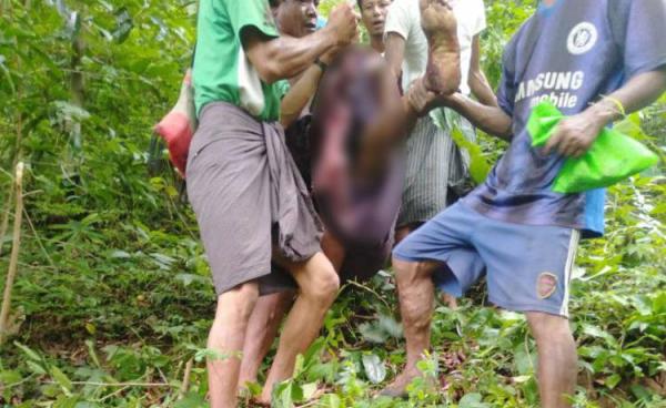 မိုင်းနင်း၍ ဒဏ်ရာပြင်းထန်သည့် ဦးရွှေစိန်အောင်အား မင်းပြားဆေးရုံသို့ သယ်ဆောင်နေကြစဉ်။ Photo - အမ်းသားကြီး