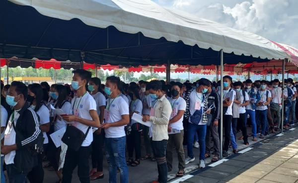 ပြည်တွင်းအလုပ်လက်မဲ့ကြောင့် နယ်စပ်ထွက် အလုပ်လုပ်တဲ့လူငယ်များ