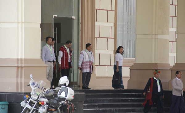 နေပြည်တော် လွှတ်တော်ဝင်းအတွင်းရှိ I-12အဆောင်တွင် ဒေါ်အောင်ဆန်းစုကြည်နှင့် တွေ့ဆုံပြီးနောက် ပြန်လည်ထွက်ခွာလာသည့် တိုင်းရင်းသားခေါင်းဆောင်အချို့ကို တွေ့ရစဉ်(ဓာတ်ပုံ - မင်းမင်း/မဇ္ဈိမ)