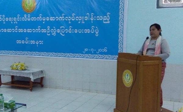 အချုပ်သားလူနာဆောင် လွှဲပြောင်းပေးအပ်ပွဲ အခမ်းအနားတွင် ၀န်ကြီးအချုပ် အမှာစကား ပြောကြားစဉ်။ (ဓာတ်ပုံ- ဇော်နီ )