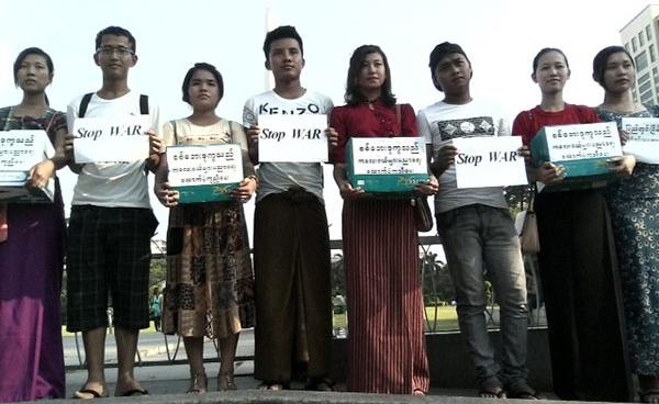 Arakan students protesting outside Rangoon City Hall