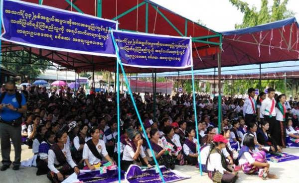 ဗန်းမော်မြို့တွင် မေ ၁၃ရက်က အသက် ရ၃နှစ်အရွယ် အမျိုးသမီးကို အဓမ္မကျင့်ရန် ကြံစည်သည့် တပ်မတော်သားအား အရပ်ဘက်တရားရုံးတွင် စစ်ဆေးပေးရန် တောင်းဆိုဆန္ဒပြစဉ်။ (ဓာတ်ပုံ-  ဒေါက်တာခလမ်ဆမ်ဇွန် ဖေ့စ်ဘုတ်)