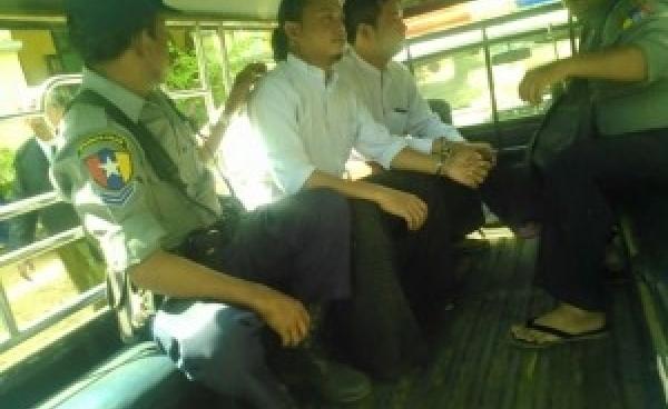 U Than Htike Thu and U Sun Moe Tun in a Police Van