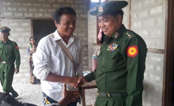 တပ်သိမ်းမြေတချို့ ပြန်လည်စွန့်လွှတ်လိုက်ကြောင်း အသိပေးရန် ဆိုလျားကူးကျေးရွာသို့ ရောက်ရှိလာသည့် ဒကစမှူး ဗိုလ်မှူးကြီးအေးလွင် နှင့် ဆိုလျားကူးတောင်သူတစ်ဦးဖြစ်သော ကိုတူရယ်တို့အား ဇွန်လ ၂၃ ရက်နေ့တွင် မြင်တွေ့ရစဉ် (ဓါတ်ပုံ-ဆိုလျားကူး ရွာသား (Facebook))