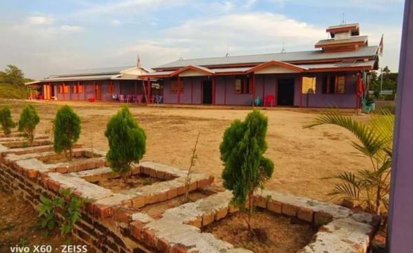 ခမောင်းဆိပ်ကျေးရွာမှ ပရဟိတကျောင်းကို တွေ့ရစဉ်။(Photo- CJ)