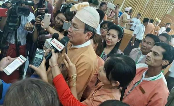 Mon State Chief Minister talking to reporters (Internet)