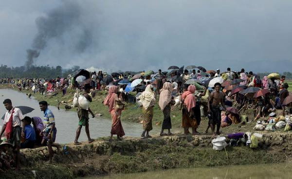 ရခိုင်ပြည်တွင် ၂ဝ၁၇ ခုနှစ် စက်တင်ဘာလ ၉ ရက်နေ့တွင် မြန်မာစစ်တပ်၏ နယ်မြေရှင်းလင်းမှုအတွင်း ဘင်္ဂလားဒေ့ရှ်နိုင်ငံကို ထွက်ပြေးလာကြသော မွတ်ဆလင်ဒုက္ခသည်များကို တွေ့ရစဉ်။