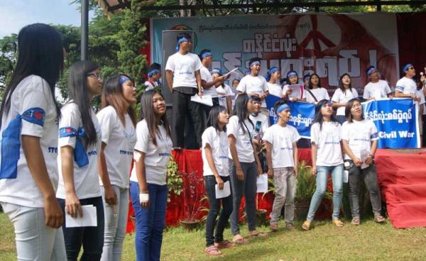  တောင်ကြီးမြို့က လူငယ်များ စုပေါင်းပြီး ပြုလုပ်သည့် စစ်ပွဲများရပ်တန့်ရေး လှုပ်ရှားမှုတစ်ခုတွင် တွေ့ရသော လူငယ်များ။ (ဓာတ်ပုံ-မဇ္ဈိမ)