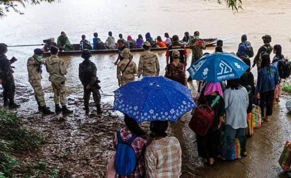 Thai authorities deport Kayin refugees to Myanmar on September 30. (Photo: CJ)