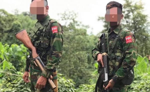 ဖားကန့်မြို့နယ် တစ်နေရာတွင် မြင်တွေ့ရသည့် ပြည်သူ့ကာကွယ်ရေးတပ်ဖွဲ့ဝင်များ