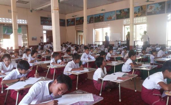 နွေရာသီ မွန်စာပေသင်တန်းစာမေးပွဲဖြေဆိုစဉ်(Facebook)