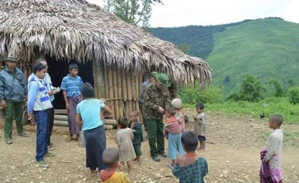 နာဂကိုယ်ပိုင်အုပ်ချုပ်ခွင့်ရဒေသရှိ ကူးစက်မြန် ၀က်သက်ရောဂါ ဖြစ်ပွားနေသည့် ကျေးရွာများတွင် တပ်မတော်မှ ကျန်းမာရေးစောင့်ရှောက်မှုများ ဆောင်ရွက်နေသည်ကို တွေ့ရစဉ်ဓာတ်ပုံ -  Naga Culture and Literature (Central)