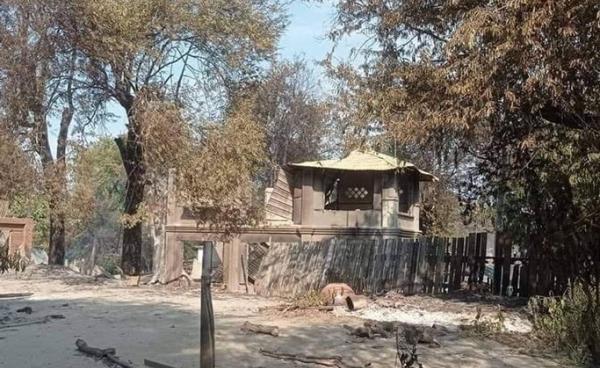 သစ်ဆိမ့်ကျေးရွာရှိနေအိမ်များကို စစ်တပ်ကမီးရှိူ့ဖျက်ဆီးသွားသည့် အခြေအနေ