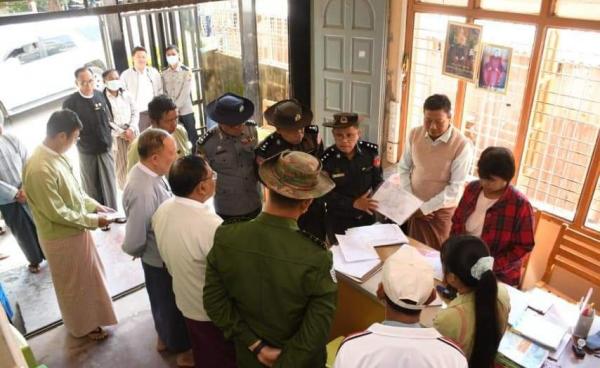 ပြည်နယ်စစ်ကောင်စီက စစ်တွေမြို့တွင် လူဦးရေစာရင်း ကောက်ယူနေသည်ကို တွေ့ရစဉ်။ / ဓာတ်ပုံ - သိကြားစေချင် ငွေသဇင် (facebook)