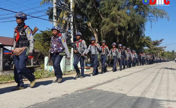 ရခိုင်ပြည်တွင် တာဝန်ထမ်းဆောင်နေသော ရဲတပ်ဖွဲ့ဝင်များကို တွေ့ရစဉ်။