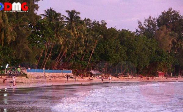 သံတွဲမြို့  ငပလီကမ်းခြေတွင် လာရောက်အပန်းဖြေနေသူများကိုတွေ့ရစဉ်။