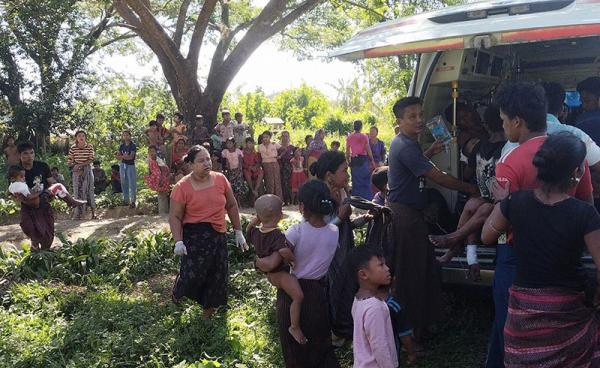 နိုဝင်ဘာ ၁၆ ရက်နေ့က ဂြိတ်ချောင်း(မြို) ကျေးရွာအတွင်း လက်နက်ကြီးကျ၍ ဒဏ်ရာရရှိသူများကို ဆေးရုံသို့ပို့ဆောင်ရန် စီစဉ်နေကြစဉ်။ Photo – Zaw Gyi