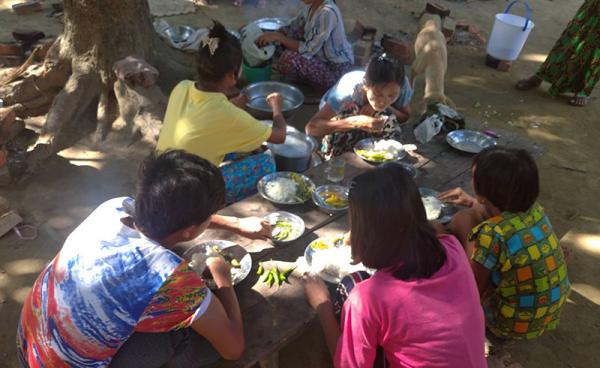 စစ်တွေမြို့တွင် စစ်ဘေးရှောင်နေကြသည့် ပုဏ္ဏားကျွန်းမြို့နယ်မှ စစ်ဘေးရှောင်များအား တွေ့ရစဉ်။