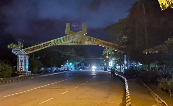 စစ်တွေမြို့ဝင်ဝကို ညဘက်တွေ့ရစဉ်။