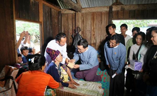 ကချင်ပြည်နယ်ရှိ စစ်ဘေးရှောင် အဖွားအိုတစ်ဦးကို ထောက်ပံ့ငွေပေးအပ်နေသည့် လူကယ်ပြန်ဝန်ကြီး ဒေါက်တာဝင်းမြတ်အေး (ဓာတ်ပုံ- Prof Win Myat Aye ဖေ့စ်ဘွတ်)