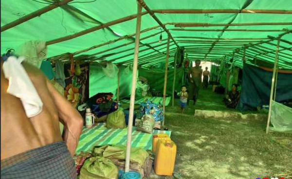 ကမ်းထောင်းကြီးစစ်ဘေးရှောင်စခန်းတွင် မြေကြီးပေါ်တွင်နေထိုင်နေရသည့် စစ်ဘေးဒုက္ခသည်များအား တွေ့ရစဉ်