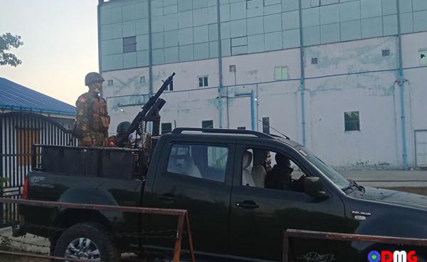 ၂၀၂၁ ခုနှစ်က စစ်တွေမြို့တွင် ကင်းလှည့်နေသည့် စစ်ကောင်စီတပ်ဖွဲ့ဝင်အချို့ကို တွေ့ရစဉ်။