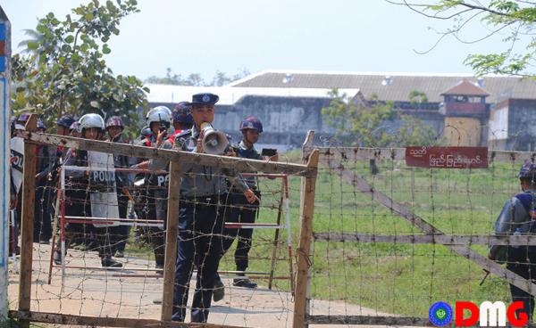 (ပုံဟောင်း) ရခိုင်ပြည်အတွင်း တာဝန်ထမ်းဆောင်နေကြသော ရဲတပ်ဖွဲ့ဝင်များအား တွေ့ရစဉ်။ / ဓာတ်ပုံ - DMG