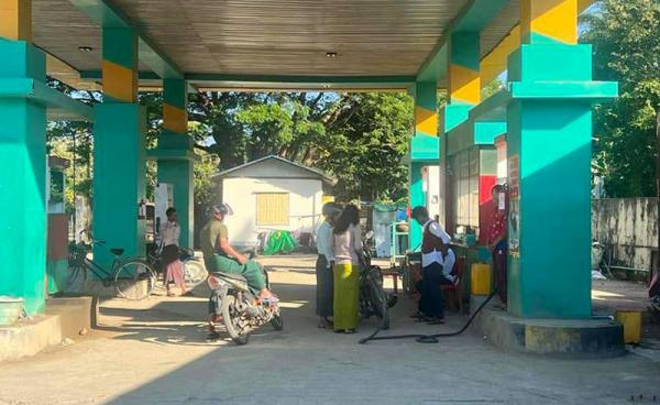 သံတွဲမြို့တွင် အချိန်ပိုင်းအလုပ်လုပ်ကိုင်နေသည့် GTI ကျောင်းသား/သူများအား တွေ့ရစဉ်။/ဓာတ်ပုံ - ဦးသိန်းရွှေ