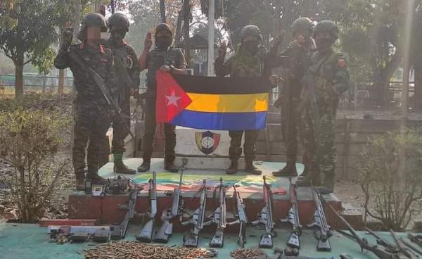 ဘုက္ကန်ရဲစခန်းမှ သိမ်းပိုက်ရရှိ လက်နက်ခဲယမ်းများနှင့် NLA အဖွဲ့ (NLA)