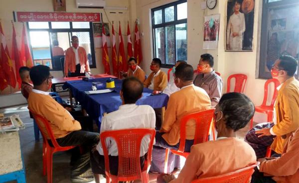 ပြီးခဲ့သည့် ၂၀၂၀ ခုနှစ်က NLD ပါတီဝင် ရခိုင်ဝန်ကြီးချုပ်ဟောင်း ဦးညီပုနှင့် ပါတီဝင်များအား တွေ့ရစဉ်။/ ဓာတ်ပုံ - U Nyi Pu (Facebook Page)