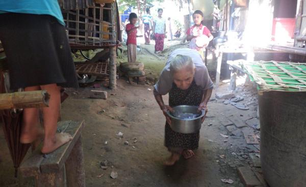 စစ်တွေမြို့စစ်ဘေးရှောင်စခန်းတချို့၌ စစ်ဘေးလာရှောင်လာကြသူများအား တွေ့ရစဉ်။