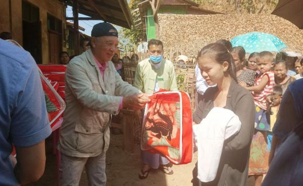 မြောက်ဦးမြို့နယ်ရှိ စစ်ဘေးရှောင်များအား မစ္စတာ ဆာဆာကာဝါ က အနွေးထည်များ လှူဒါန်းနေစဉ်။/ဓာတ်ပုံ - Arakan Princess Media