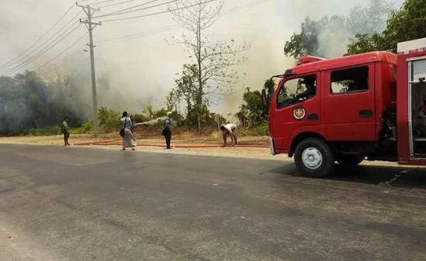 ငပလီဂေါက်ကွင်းအတွင်းရှိ သစ်ပင်ခြုံနွယ်များ မီးလောင်နေသဖြင့် မီးသတ်ကားများနှင့် ငြိမ်းသတ်နေ (ဓာတ်ပုံ-ကိုမြင့်မိုး)